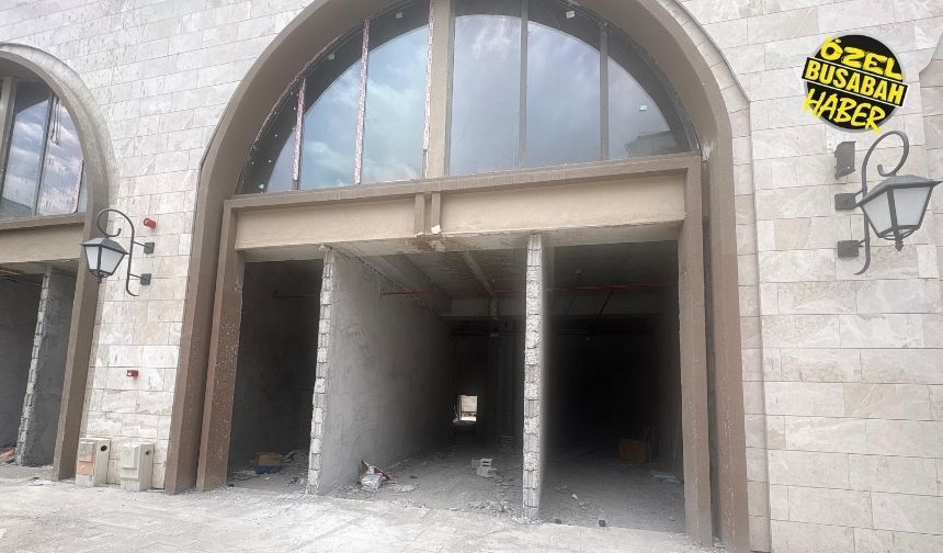 Yeni çarşıda tehlikeli çözüm: Duvar yıkan esnafa statik tehlike uyarısı!
