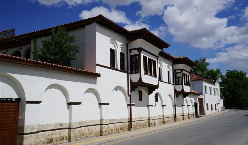 Eski Malatya’nın ilk mektebiydi: Şimdi içinde üç kuşak birlikte yaşıyor!