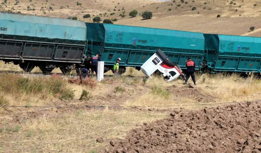Hekimhan’da hemzemin geçitte kaza: Yük treni kamyona çarptı