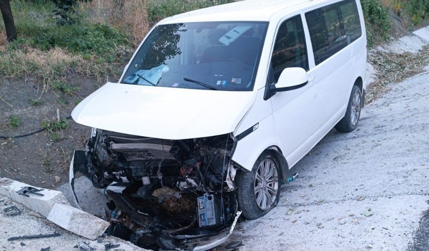 Malatya yolunda kaza: Menfeze çarpan sürücü yaralandı
