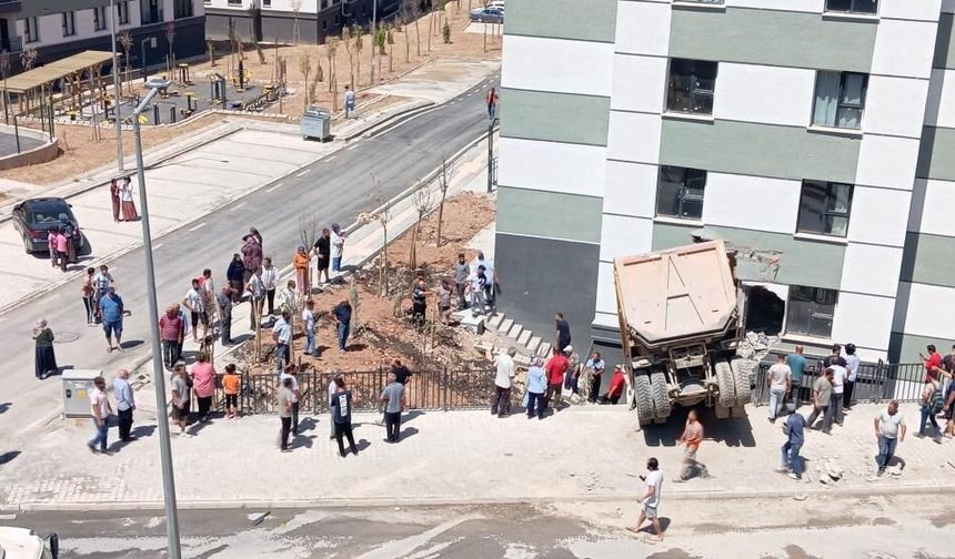 Malatya’da dehşet anı: Kontrolden çıkan hafriyat kamyonu evin içine girdi!