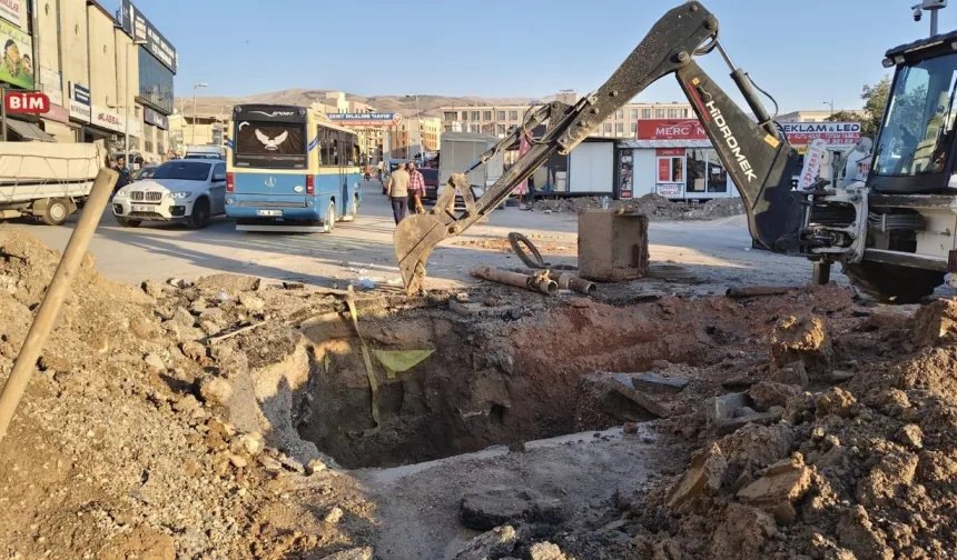 Taştepe yolu üzerindeki dev çukur trafiği kilitledi