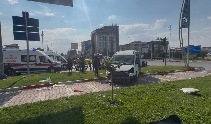 Yeşilyurt’ta peş peşe kazalar: Karakavak ve Topsöğüt Kavşağı’nda çarpışma!